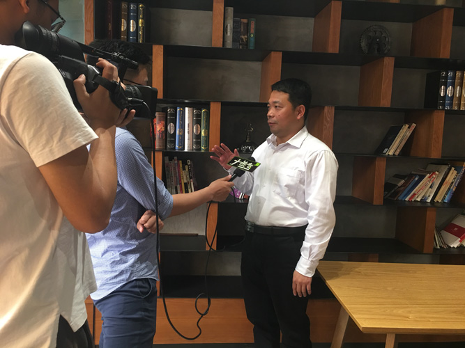 张建华教授接受河南电视台民生频道大参考栏目记者采访，就企业管理领域出现的热点问题进行解读