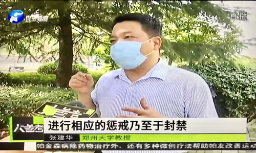张建华教授在盛和苑南门接受河南电视台记者采访，对广受关注的“炒鞋”现象进行点评