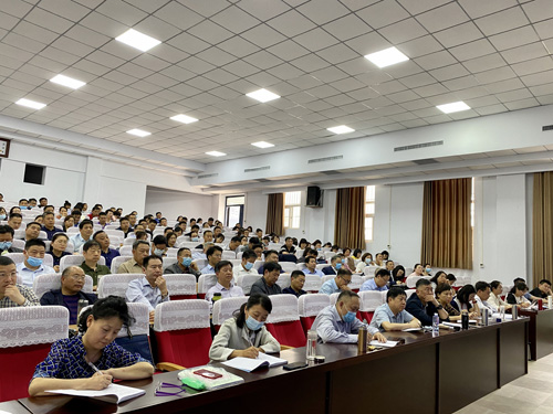 张建华教授在中共新乡市委党校，做题为《领导艺术与执行力培育》的专题讲座的专题讲座