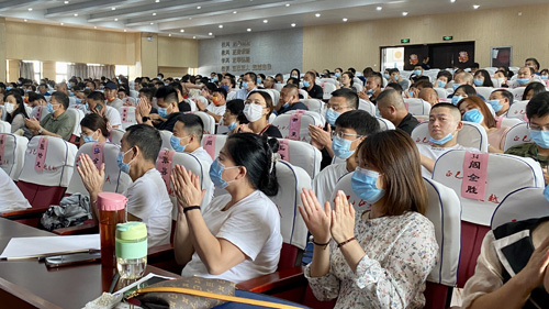 郑州大学张建华教授在八一中学礼堂，为枫杨社区党员做题为《国际局势新动向及其对中国发展的启示》的专题讲座