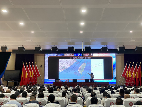郑州大学张建华教授在八一中学礼堂，为枫杨社区党员做题为《国际局势新动向及其对中国发展的启示》的专题讲座