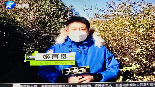 郑州大学张建华教授在盛和苑南门接受河南电视台记者采访，点评劳动教育