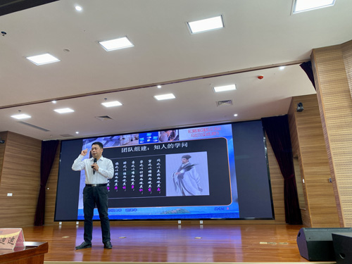张建华教授在郑州市第七人民医院，做题为《医院团队培育与文化建设》的专题讲座