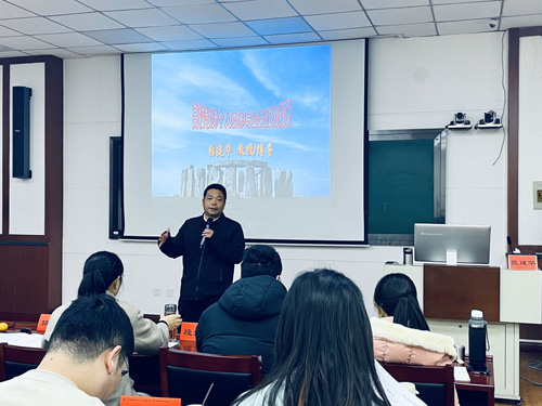 张建华教授为河南轻工职业学院新入职教师培训班，作题为《高校教师个人素养与业务能力提升》的专题讲座