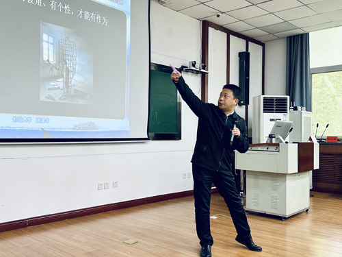 张建华教授为河南轻工职业学院新入职教师培训班，作题为《高校教师个人素养与业务能力提升》的专题讲座