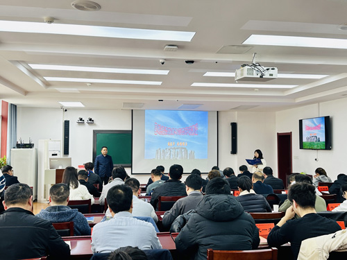 张建华教授为2023年汝南县“提素质增才干”干部培训班，作题为《区域经济发展与营商环境建设》的专题讲座
