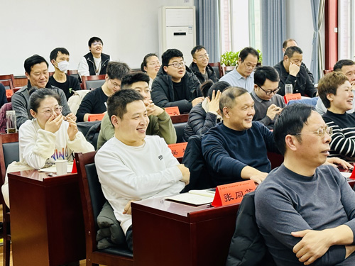 张建华教授为2023年汝南县“提素质增才干”干部培训班，作题为《区域经济发展与营商环境建设》的专题讲座
