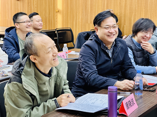 郑州大学张建华教授 郑州大学张建华教授在国网郑州分公司管理能力培训班,作题为《当前国际国内热点问题及形势分析》的专题讲座