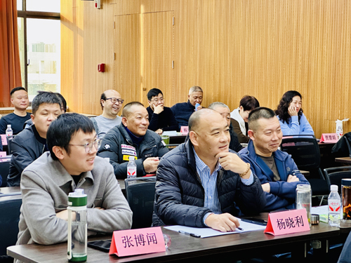 郑州大学张建华教授 郑州大学张建华教授在国网郑州分公司管理能力培训班,作题为《当前国际国内热点问题及形势分析》的专题讲座