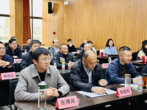 郑州大学张建华教授 郑州大学张建华教授在国网郑州分公司管理能力培训班,作题为《当前国际国内热点问题及形势分析》的专题讲座