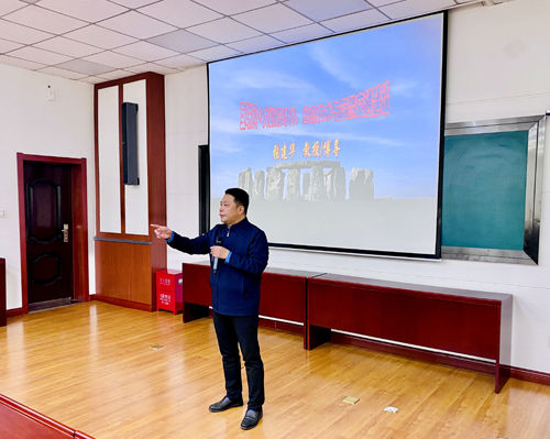 郑州大学张建华教授 张建华教授为河南交投集团2025年度干部教育培训班,作题为《互联网+大数据时代,信息技术与智慧交通建设》的专题讲座