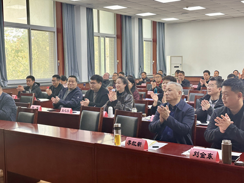 郑州大学张建华教授 张建华教授为河南交投集团2025年度干部教育培训班,作题为《互联网+大数据时代,信息技术与智慧交通建设》的专题讲座