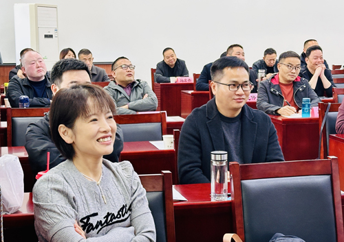 郑州大学张建华教授 张建华教授为河南交投集团2025年度干部教育培训班,作题为《互联网+大数据时代,信息技术与智慧交通建设》的专题讲座