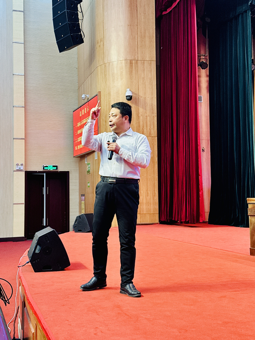 郑州大学张建华教授 张建华教授在商丘市睢阳区委理论学习中心组第18次学习(扩大)会议,作题为《加快发展新质生产力,以科技创新推动数字经济高质量发展》的专题讲座