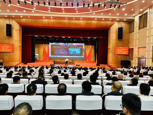 郑州大学张建华教授 张建华教授在商丘市睢阳区委理论学习中心组第18次学习(扩大)会议,作题为《加快发展新质生产力,以科技创新推动数字经济高质量发展》的专题讲座