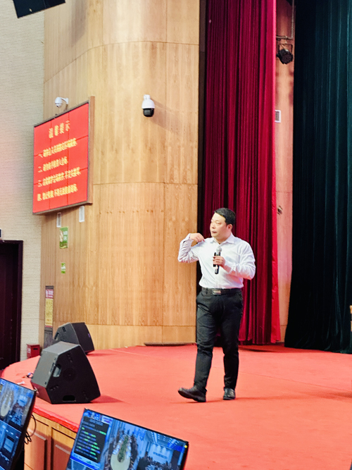 郑州大学张建华教授 张建华教授在商丘市睢阳区委理论学习中心组第18次学习(扩大)会议,作题为《加快发展新质生产力,以科技创新推动数字经济高质量发展》的专题讲座