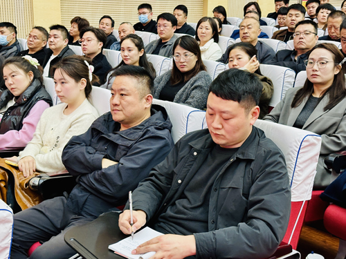郑州大学张建华教授 张建华教授在商丘市睢阳区委理论学习中心组第18次学习(扩大)会议,作题为《加快发展新质生产力,以科技创新推动数字经济高质量发展》的专题讲座
