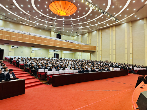 郑州大学张建华教授 张建华教授在商丘市睢阳区委理论学习中心组第18次学习(扩大)会议,作题为《加快发展新质生产力,以科技创新推动数字经济高质量发展》的专题讲座