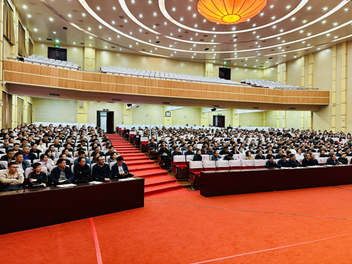 郑州大学张建华教授 张建华教授在商丘市睢阳区委理论学习中心组第18次学习(扩大)会议,作题为《加快发展新质生产力,以科技创新推动数字经济高质量发展》的专题讲座