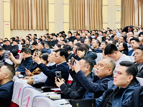 郑州大学张建华教授 张建华教授在商丘市睢阳区委理论学习中心组第18次学习(扩大)会议,作题为《加快发展新质生产力,以科技创新推动数字经济高质量发展》的专题讲座
