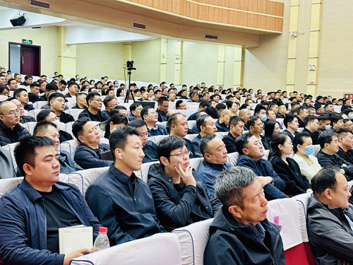 郑州大学张建华教授 张建华教授在商丘市睢阳区委理论学习中心组第18次学习(扩大)会议,作题为《加快发展新质生产力,以科技创新推动数字经济高质量发展》的专题讲座