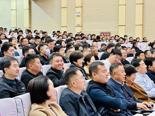 郑州大学张建华教授 张建华教授在商丘市睢阳区委理论学习中心组第18次学习(扩大)会议,作题为《加快发展新质生产力,以科技创新推动数字经济高质量发展》的专题讲座