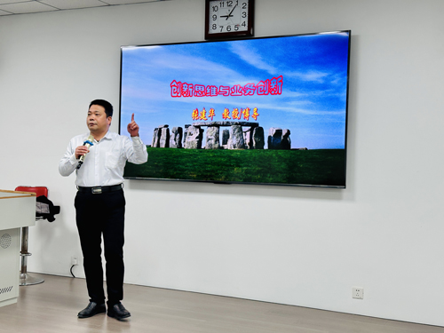 郑州大学张建华教授 张建华教授在许昌为烟草物流系统培训班 ,作题为《创新思维与业务创新》的专题讲座