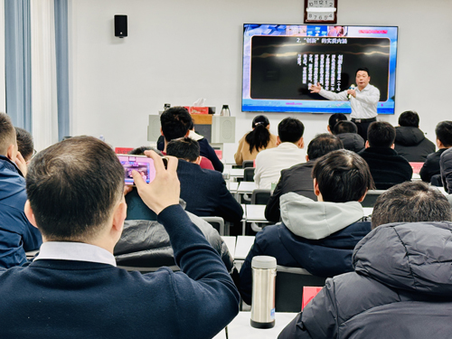 郑州大学张建华教授 张建华教授在许昌为烟草物流系统培训班 ,作题为《创新思维与业务创新》的专题讲座