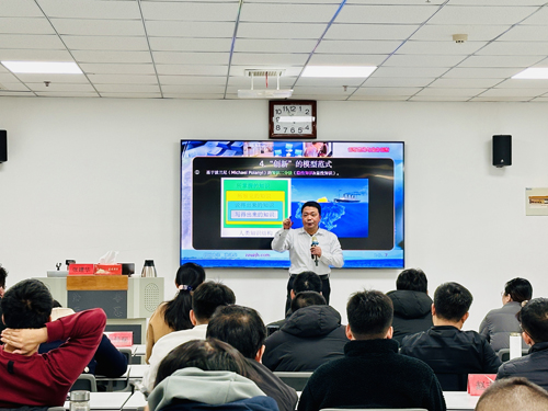 郑州大学张建华教授 张建华教授在许昌为烟草物流系统培训班 ,作题为《创新思维与业务创新》的专题讲座