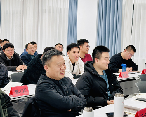 郑州大学张建华教授 张建华教授在许昌为烟草物流系统培训班 ,作题为《创新思维与业务创新》的专题讲座