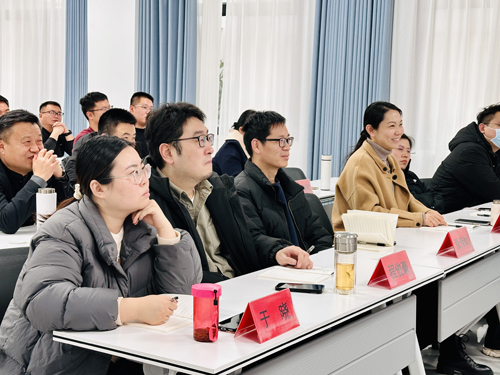 郑州大学张建华教授 张建华教授在许昌为烟草物流系统培训班 ,作题为《创新思维与业务创新》的专题讲座