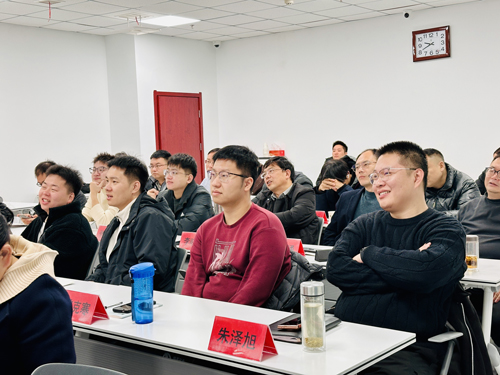 郑州大学张建华教授 张建华教授在许昌为烟草物流系统培训班 ,作题为《创新思维与业务创新》的专题讲座