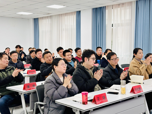 郑州大学张建华教授 张建华教授在许昌为烟草物流系统培训班 ,作题为《创新思维与业务创新》的专题讲座
