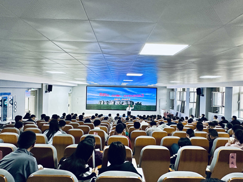 张建华教授在陕西榆林市为该市文秘人员AI赋能公文写作培训班，作题为《沟通：内涵、技巧与艺术》的专题讲座